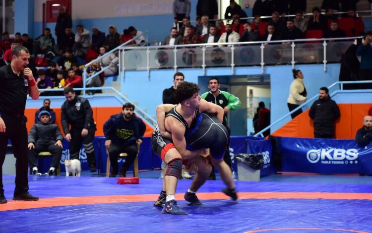 Reşit Karabacak Güreş Turnuvası’nda nefes kesen mücadele