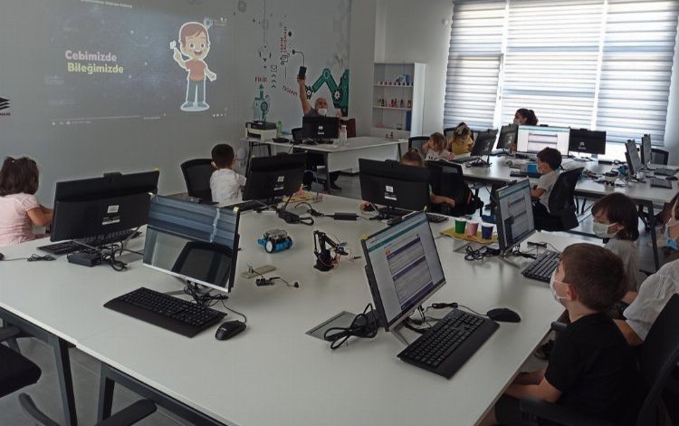 Bursa Nilüfer’in minik parmakları kodlama atölyesinde Bursa Nilüfer’in minik parmakları kodlama atölyesinde