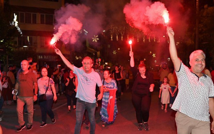 Manisa’da yer gök kırmızı-beyaz Manisa’da yer gök kırmızı-beyaz