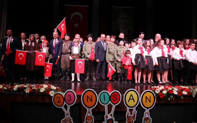 23 Nisan neşesi çocukların coşkusu ile başladı