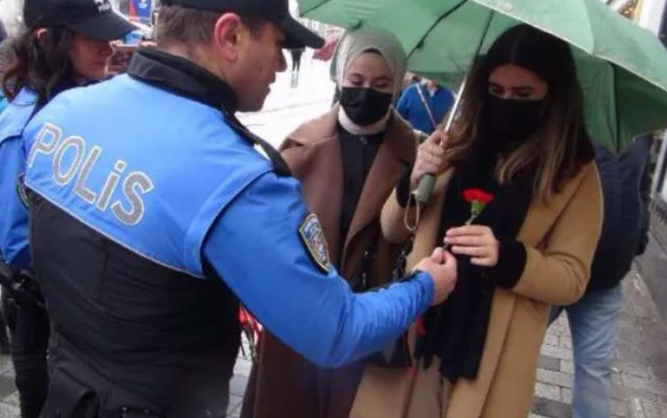 İstanbul Emniyeti’nden kadınlara çiçek İstanbul Emniyeti’nden kadınlara çiçek