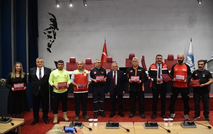Kayseri Büyükşehir’den afetin isimsiz kahramanlarına plaket Kayseri Büyükşehir’den afetin isimsiz kahramanlarına plaket