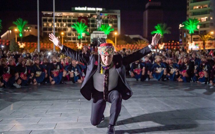 Soyer’den İzmirlilere zeybek sürprizi Soyer’den İzmirlilere zeybek sürprizi