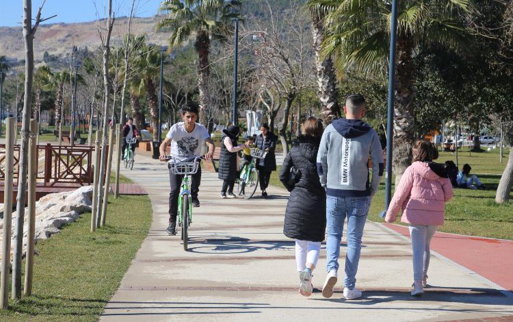 Kocaeli’de güneşli havaya göre sahile akın etti Kocaeli’de güneşli havaya göre sahile akın etti