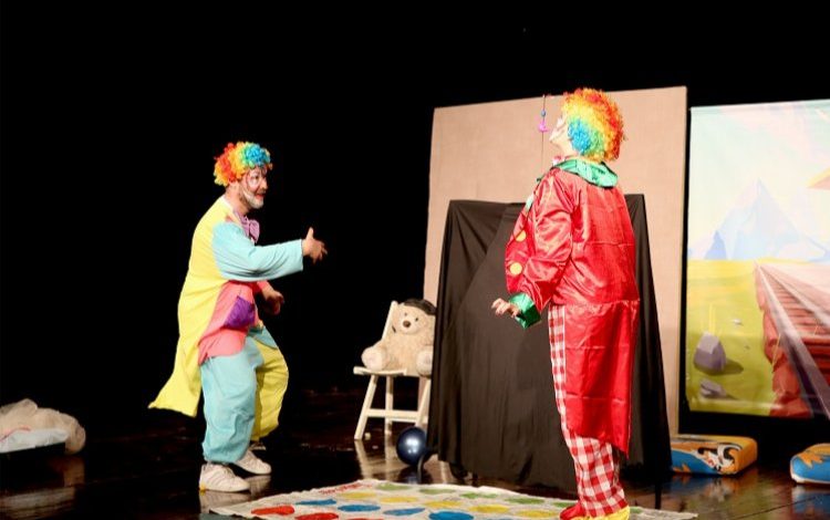 “İki Bavul Dolusu Hapşu ile Turşu” AKM’de kahkahayla geçti