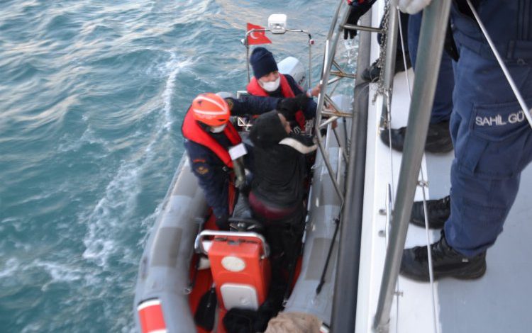 Denize atılan düzensiz göçmen yaralı olarak kurtarıldı