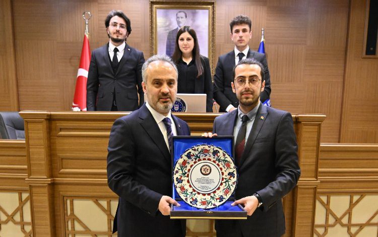 Bursa’da üniversiteli gençlerden meclis simülasyonu