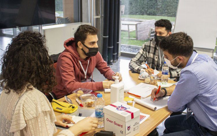 Gençler yenilikçi fikirler için yarışıyor Gençler yenilikçi fikirler için yarışıyor