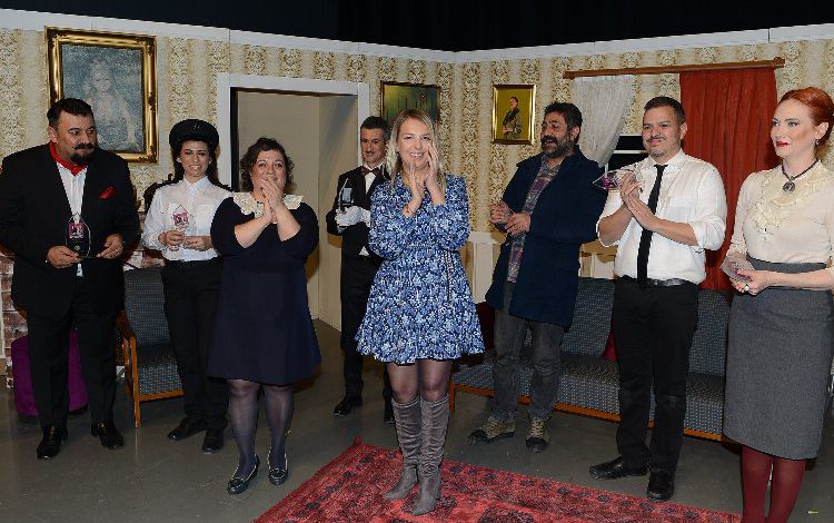 Bursa’da amatör oyuncular Türk Anneleri yararına perde açtı Bursa’da amatör oyuncular Türk Anneleri yararına perde açtı