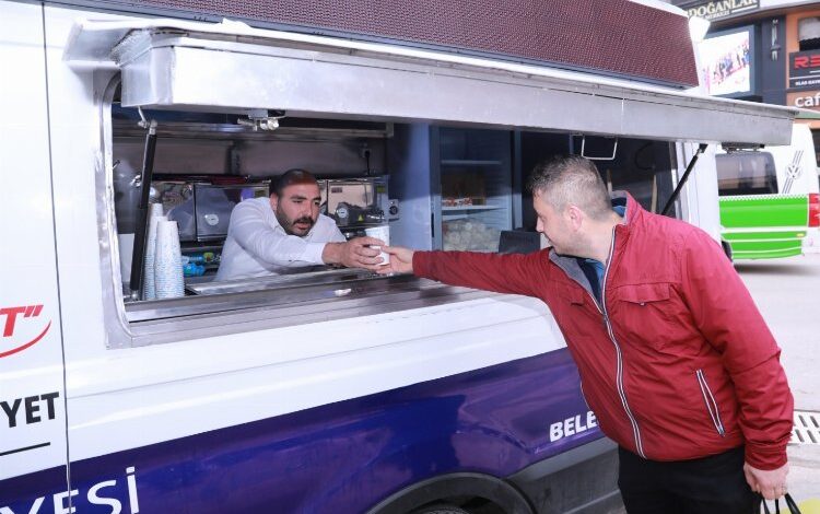 İzmit’ten servis bekleyen emekçilere ikram