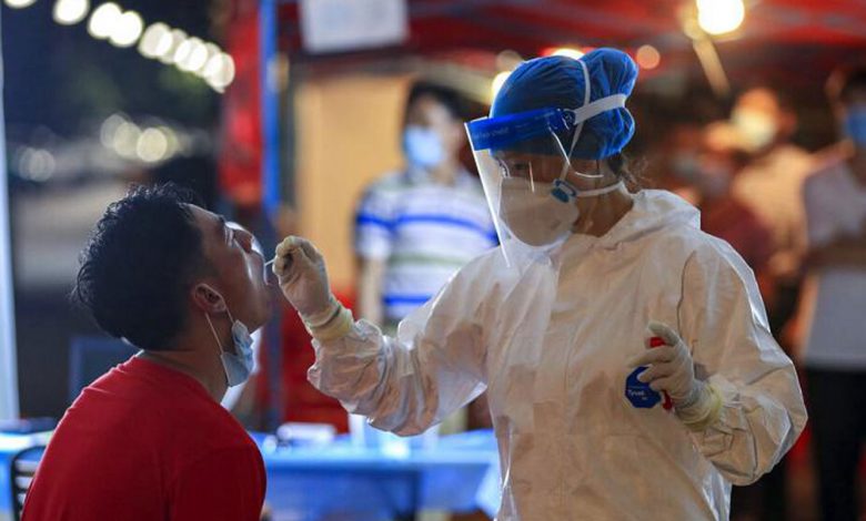 Çin’de vakalar arttı, memurların işine son verildi!