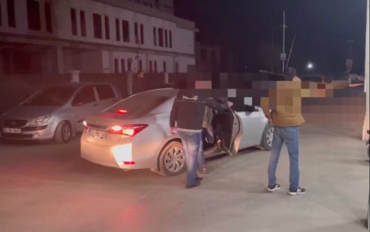 Şüphe üzerine durdurulan araçtan uyuşturucu çıktı Şüphe üzerine durdurulan araçtan uyuşturucu çıktı