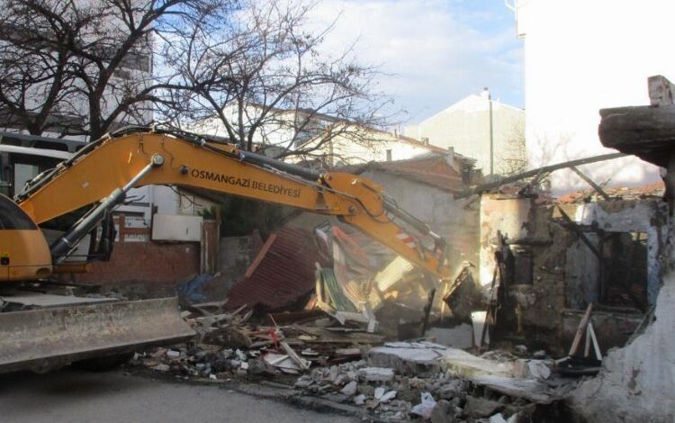 Bursa Osmangazi’de metruk tehlikeler gideriliyor