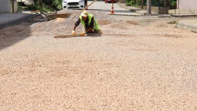 İzmit Belediyesi Yeşilova’da parkeleri yeniliyor