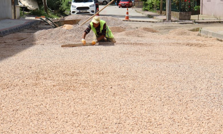 İzmit Belediyesi Yeşilova’da parkeleri yeniliyor