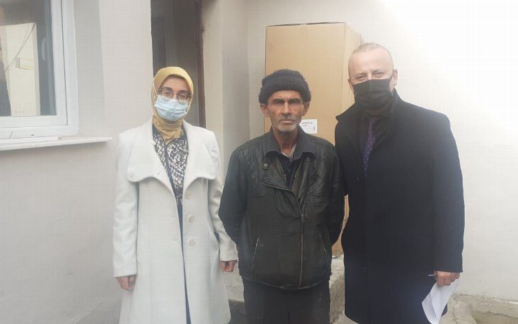 Manisa’da evi yanan aileye yardım Manisa’da evi yanan aileye yardım