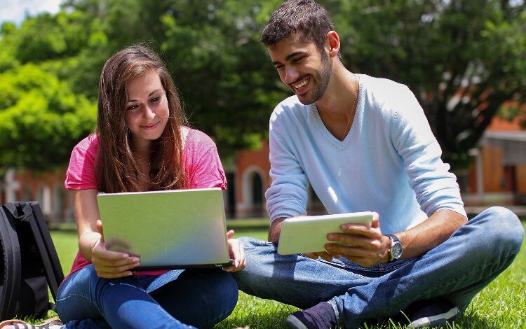 Üniversite öğrencilerine 8 bin lira destek Üniversite öğrencilerine 8 bin lira destek