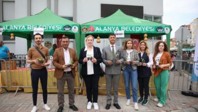 Üreticiye su ve lif kabağı fidesi