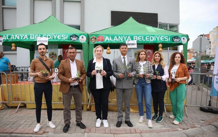 Üreticiye su ve lif kabağı fidesi Üreticiye su ve lif kabağı fidesi