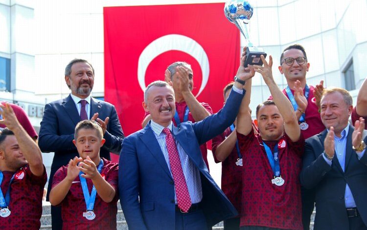 Şampiyonluk kupasını Başkan Büyükakın’a getirdiler… Sıradaki hedef Dünya Kupası… Şampiyonluk kupasını Başkan Büyükakın’a getirdiler… Sıradaki hedef Dünya Kupası…