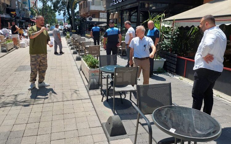 İzmit Zabıtası’ndan kaldırım işgali denetimi