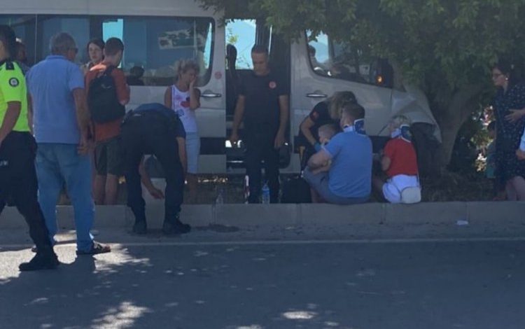 Rus Turistleri taşıyan minibüs kaza yaptı