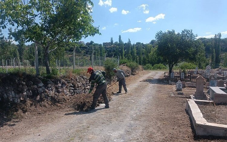 Melikgazi mezarlıkları bayrama hazır