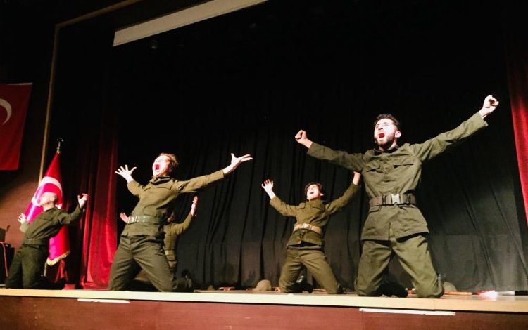 Manisa’da ‘Bizimkiler’ ve ‘Küfe’ Kırkağaç’ta sahnelendi Manisa’da ‘Bizimkiler’ ve ‘Küfe’ Kırkağaç’ta sahnelendi