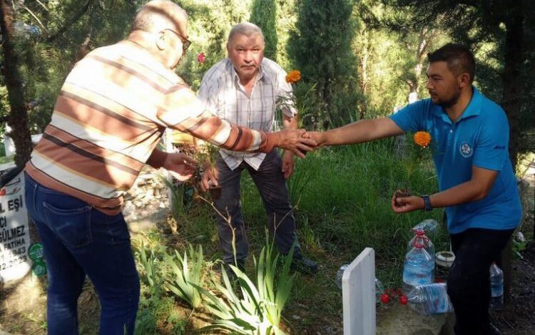 Manisa Büyükşehir’den kabristan ziyaretçilerine gül suyu Manisa Büyükşehir’den kabristan ziyaretçilerine gül suyu