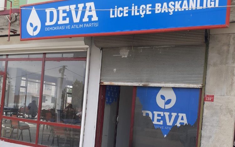 Diyarbakır Lice’de DEVA’ya molotoflu saldırı! Diyarbakır Lice’de DEVA’ya molotoflu saldırı!