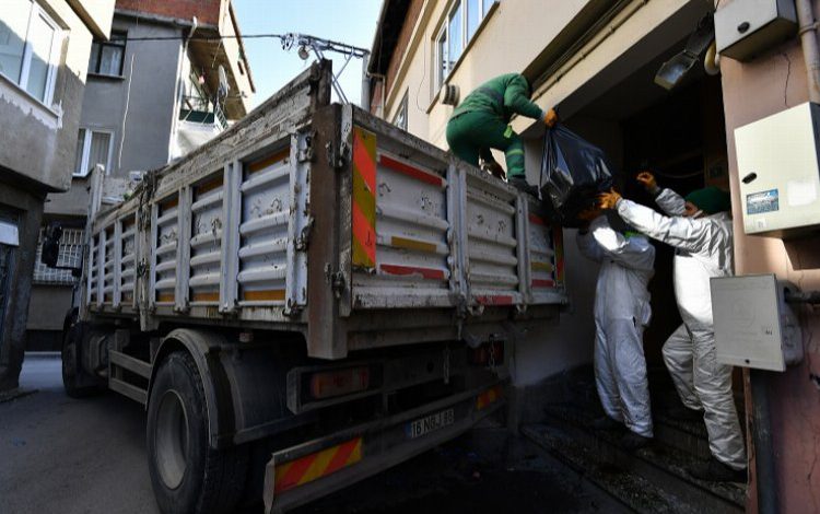 Evden 3 kamyon çöp çıktı Evden 3 kamyon çöp çıktı