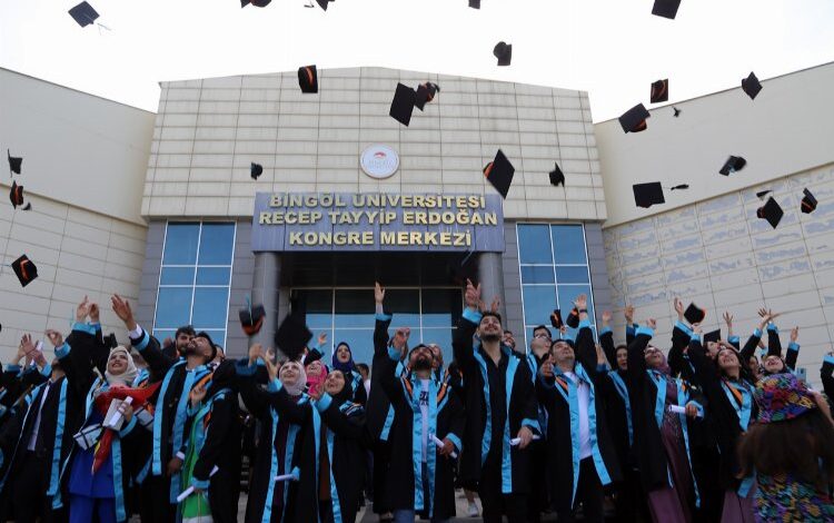 Bingöl Üniversitesi’nde mezuniyet coşkusu Bingöl Üniversitesi’nde mezuniyet coşkusu