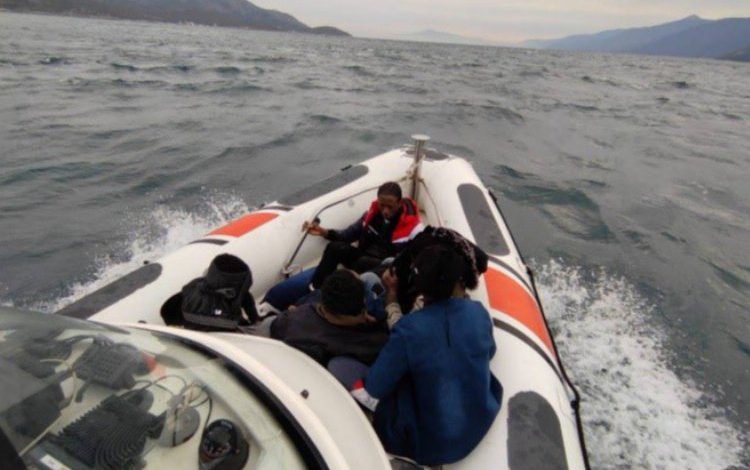 Sahil Güvenlik 323 düzensiz göçmeni kurtardı