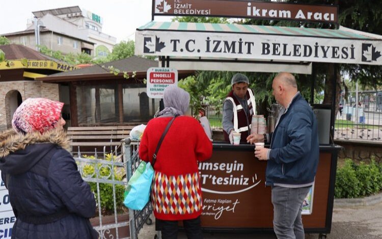 İzmitliler sıcak çorba ikramından çok memnun