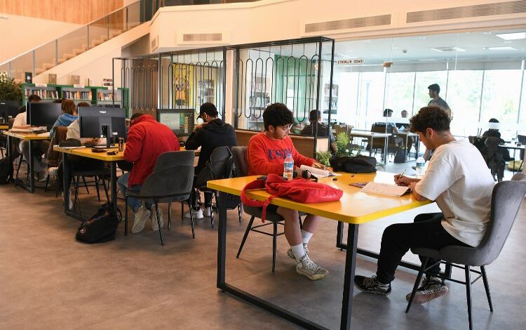 Gençler kitap kahvelerde YKS’ye hazırlanıyor Gençler kitap kahvelerde YKS’ye hazırlanıyor