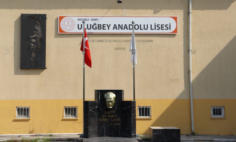 İzmit Belediyesi’nden Uluğbey AL’ye yeni Atatürk büstü İzmit Belediyesi’nden Uluğbey AL’ye yeni Atatürk büstü