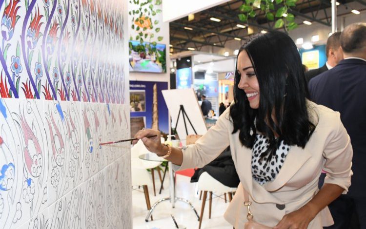 EMITT’te binlerce kişi İznik Çinisi boyadı EMITT’te binlerce kişi İznik Çinisi boyadı