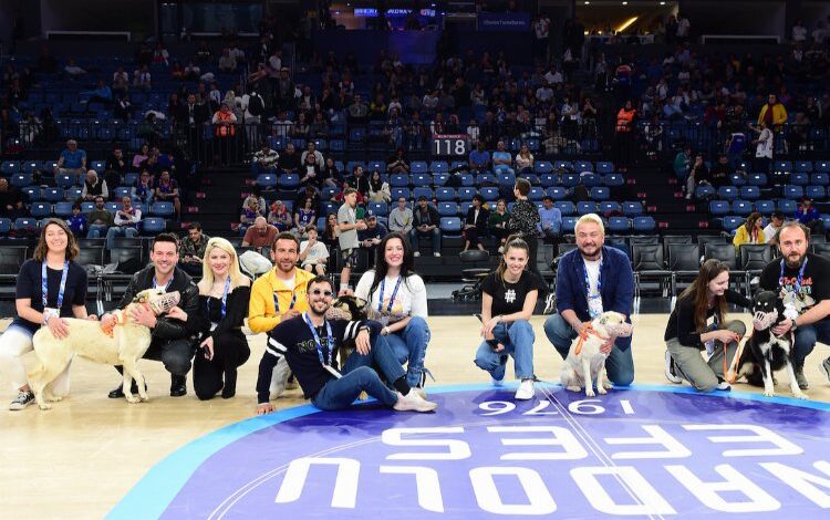 Anadolu Efes depremzede köpekleri ağırladı Anadolu Efes depremzede köpekleri ağırladı