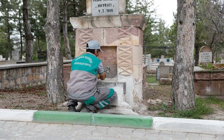 Nevşehir Belediyesi’nden mezarlıklara temizlik