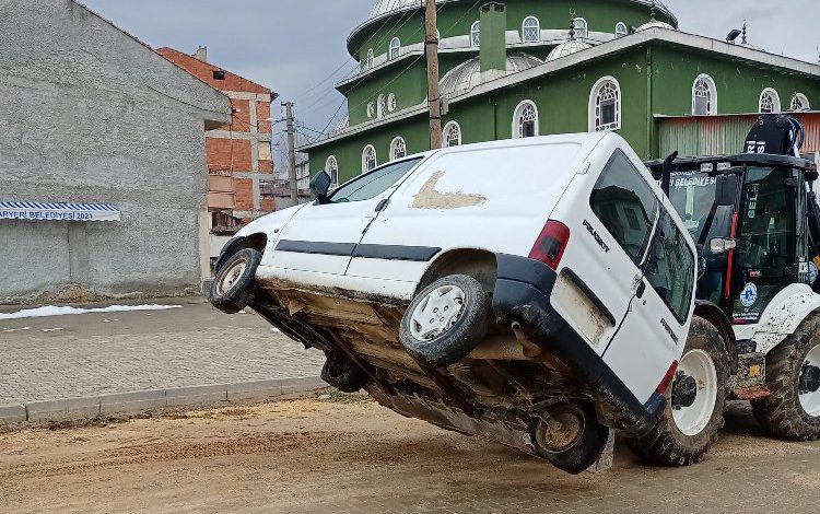 Bilecik Pazaryeri’nde hurda araç avı!
