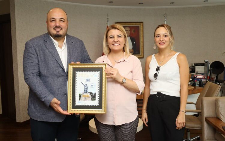 Cumhuriyetin 100. yılına özel pul Başkan Hürriyet’e hediye edildi Cumhuriyetin 100. yılına özel pul Başkan Hürriyet’e hediye edildi