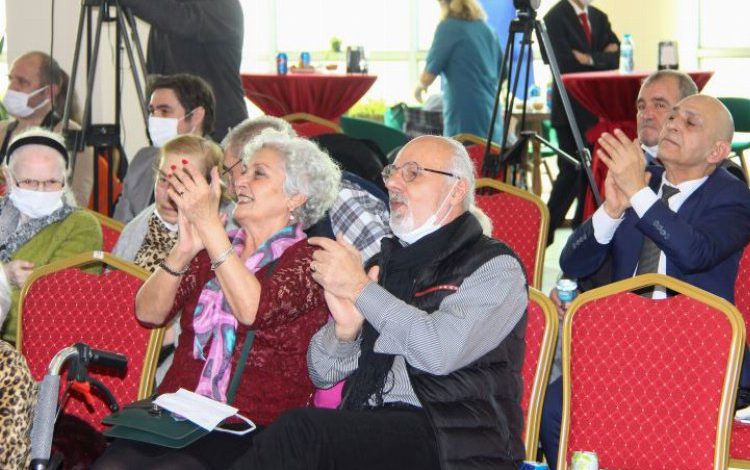 İBB’den yaş almışlara teknoloji hediyesi İBB’den yaş almışlara teknoloji hediyesi