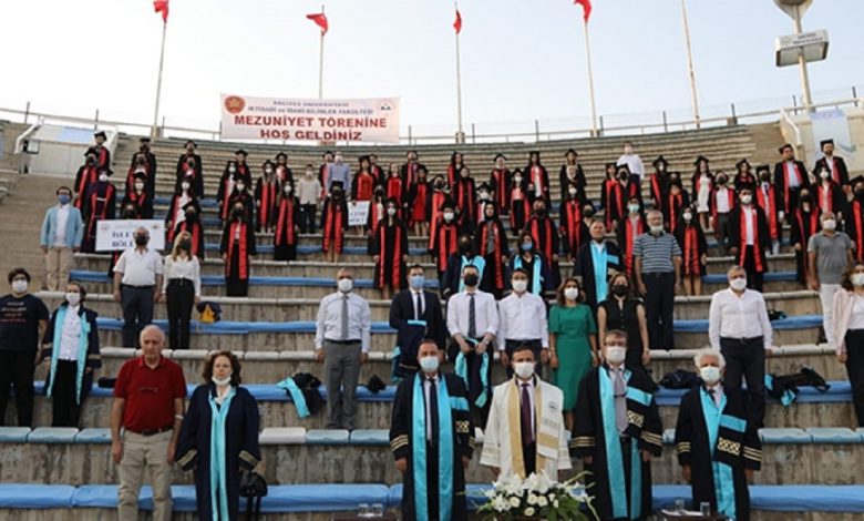 ERÜ İktisadi ve İdari Bilimler Fakültesi’nde mezuniyet sevinci ERÜ İktisadi ve İdari Bilimler Fakültesi’nde mezuniyet sevinci