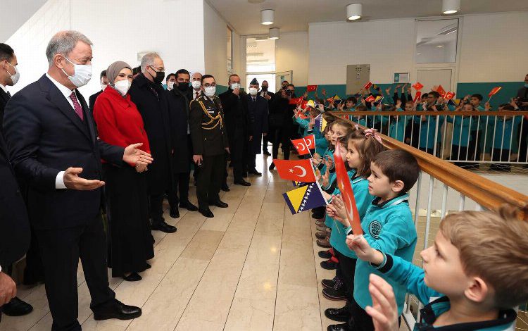 Bakan Akar’a Saraybosna’da coşkulu karşılama Bakan Akar’a Saraybosna’da coşkulu karşılama