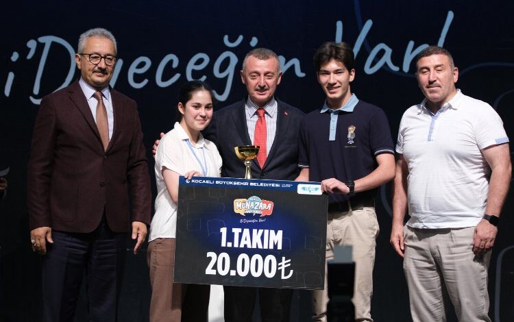 Kocaeli’de münazarada ödüller sahiplerini buldu Kocaeli’de münazarada ödüller sahiplerini buldu