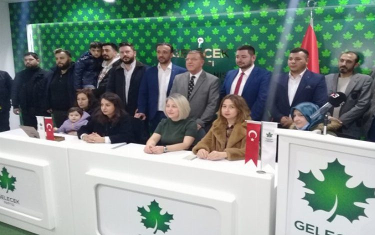 Afyonkarahisar’da ‘Gelecek’in yeni üyelerine rozet
