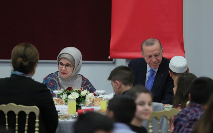 Cumhurbaşkanı Erdoğan, çocuklarla iftar yaptı