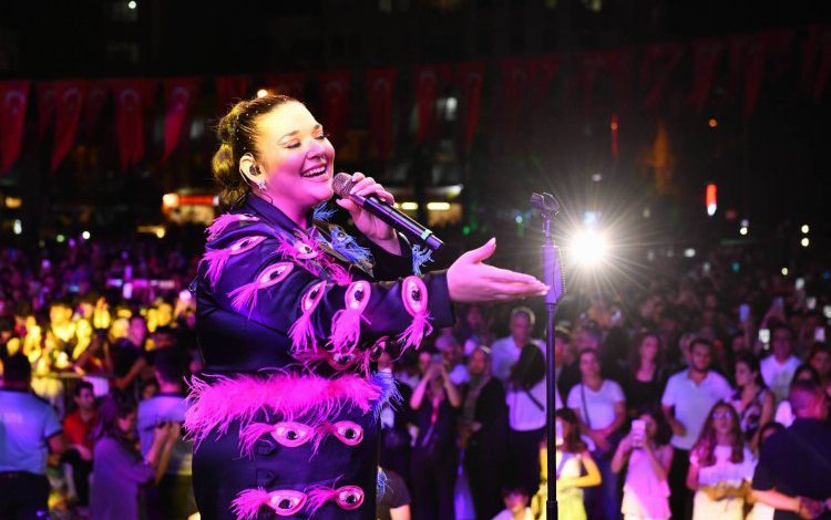 Tuğçe Kandemir 30 Ağustos’ta MKP’lileri coşturdu Tuğçe Kandemir 30 Ağustos’ta MKP’lileri coşturdu