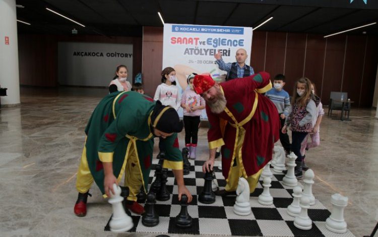 Kocaeli’nde çocuklar sanat ve eğlence atölyelerinde eğleniyor