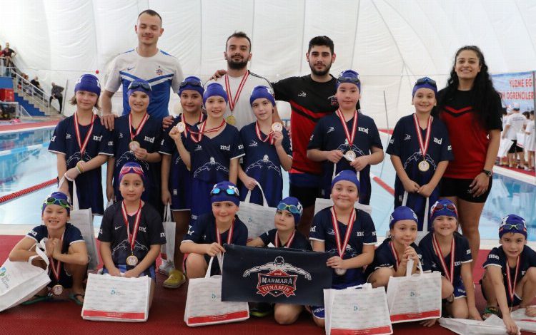 Leyla Atakan Yüzme Yarışları’nda minikler kıyasıya yarıştı Leyla Atakan Yüzme Yarışları’nda minikler kıyasıya yarıştı